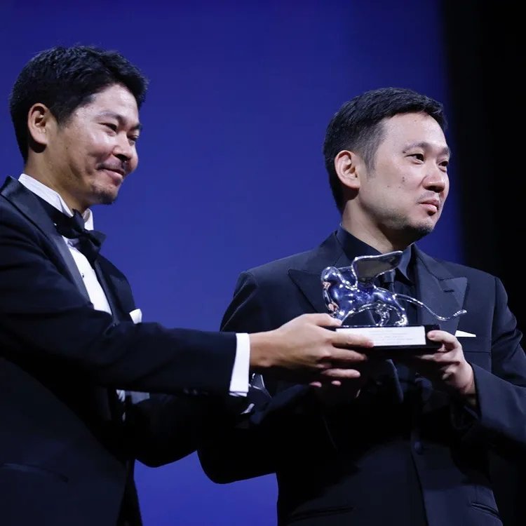 日本名導濱口龍介（右）樂領評審團大獎。翻攝威尼斯影展IG