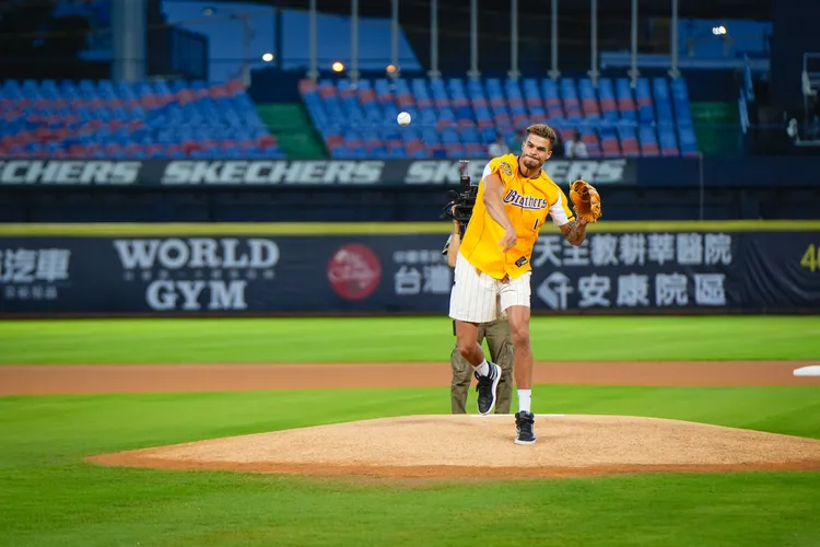 小波特(右)開球。展逸國際