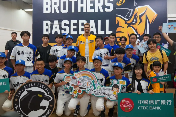 小波特(後中)受到同學們歡迎。展逸國際