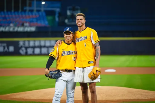 NBA巨星小波特为中信兄弟开球　有球迷乱入！下场GG了