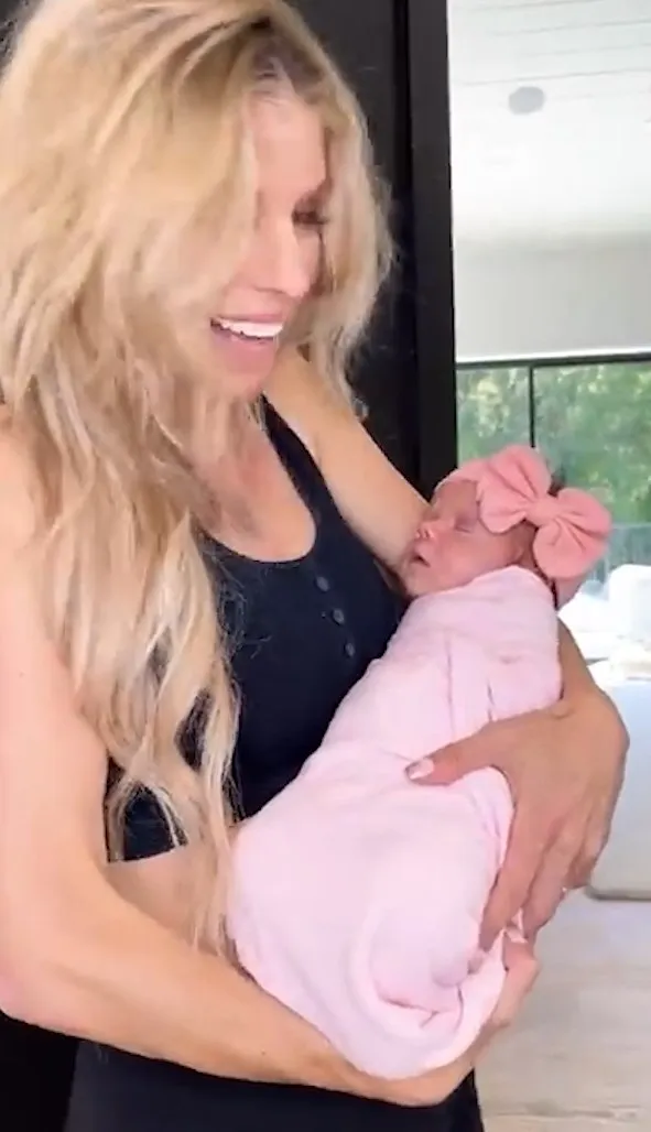 新生兒真的太卡哇伊~YouTube@Rebecca Zamolo Shorts 提供