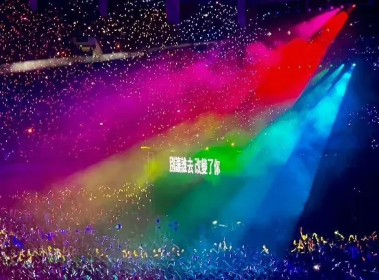蔡依林廣州演唱會上有唱《玫瑰少年》，並搭配彩虹燈光。翻攝HeyWarWars微博
