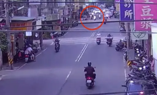 中和2名8歲女童急衝過馬路 遭無照騎士撞飛畫面曝光