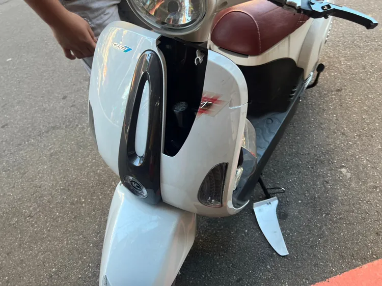 肇事機車前方車殼破損，20歲駕駛竟無駕照。翻攝畫面