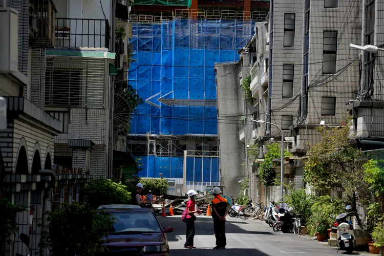 「基泰大直」建築工地疑似施工不慎導致鄰房坍塌事件發生。林林攝