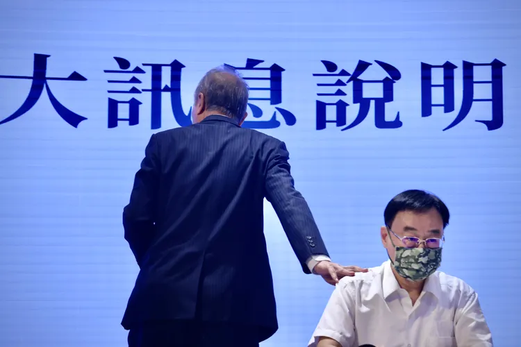 陳世銘（左）從開始發言到離場大約8分鐘，把記者會交給總經理馮先勉（右）。林林攝