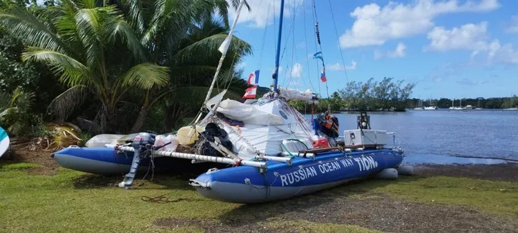 帝昂號7月攝於大溪地，當時船體完整。路透社