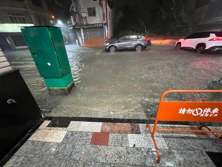 鳳山現淹水災情。取自●【爆廢公社公開版】●