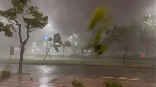 高雄淹水了！車輛冒險開水路　民眾撐不住傘喊：好可怕