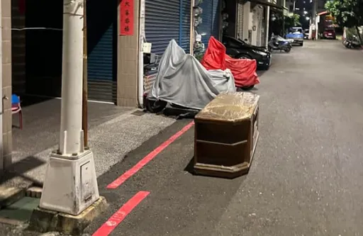 民眾驚喊「誰家的棺木?」 丟在高雄街頭擋路嚇壞人