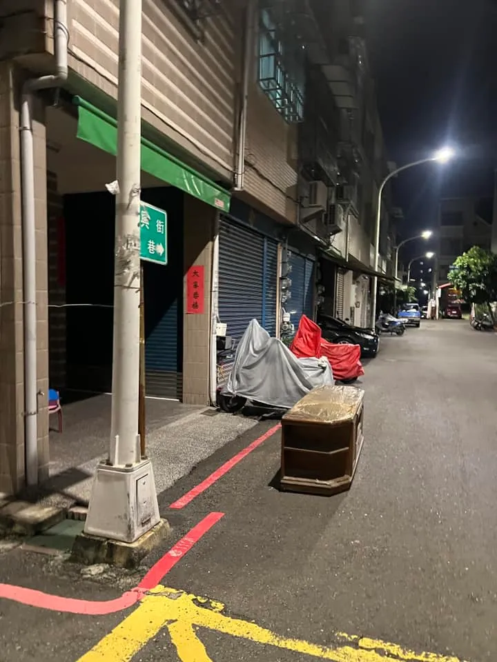 民眾驚喊「誰家的棺木？」丟在高雄街頭擋路嚇壞人。翻攝臉書社團「五甲大小事」