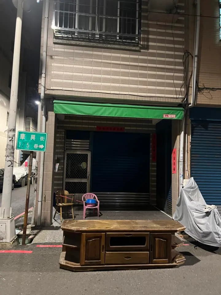 走近一看，原來是一個木櫃。翻攝臉書社團「五甲大小事」