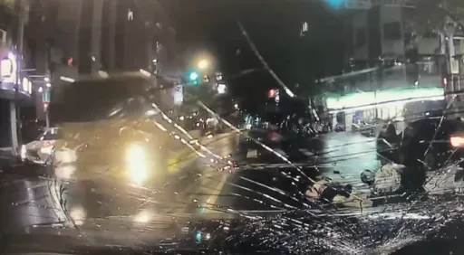 北市車禍2連撞 驚悚畫面曝光!男騎士遭撞飛再被拖吊車輾斃