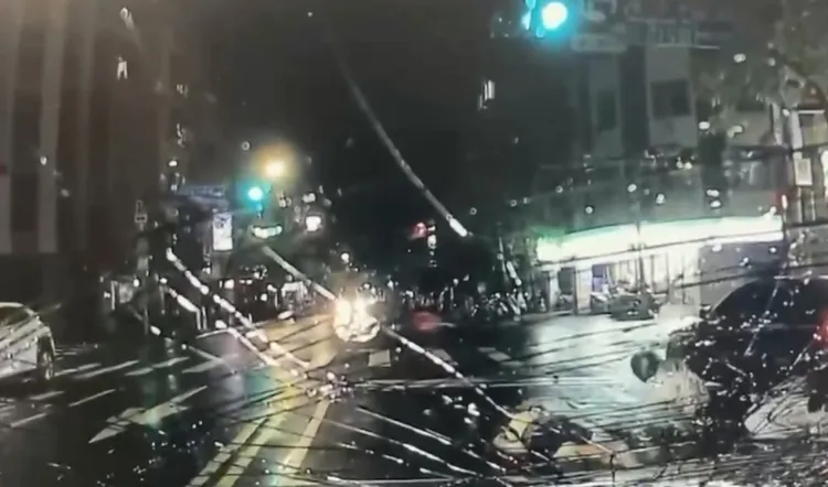 范女將3人撞飛。翻攝畫面