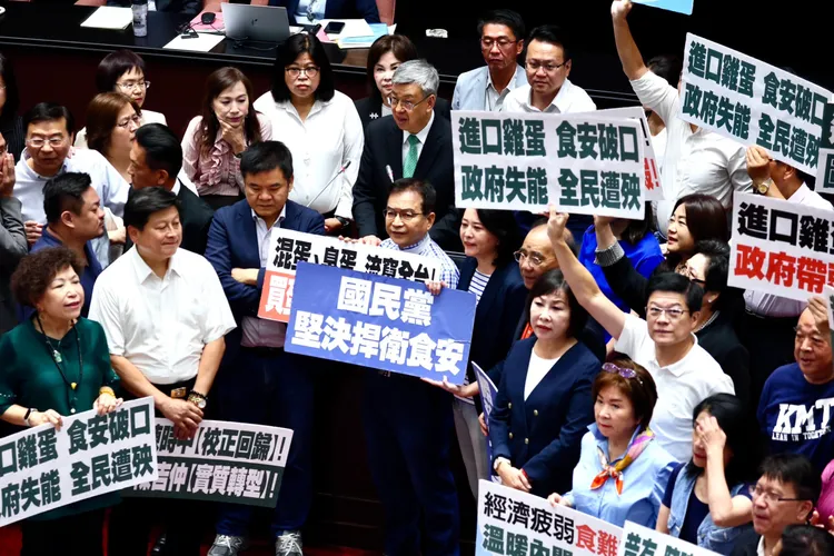 陳建仁報告被包圍。彭欣偉攝