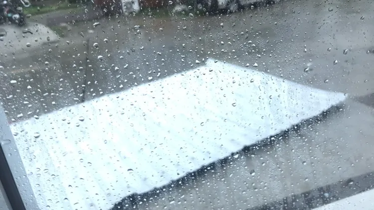 網友在《就是愛綠島》社團分享綠島16級強陣風吹掀鐵皮屋頂的畫面，鐵皮屋頂掉落地面上，強風一陣一陣吹襲，險象環生。翻攝《就是愛綠島》社團