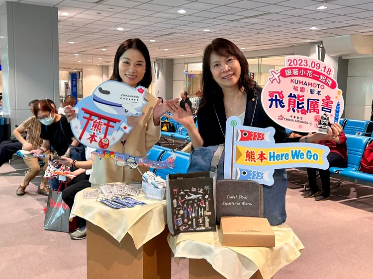 華航資深副總經理彭寶珠（右）及客運處協理林璟淳（左）代表致贈開航限定禮品。業者提供