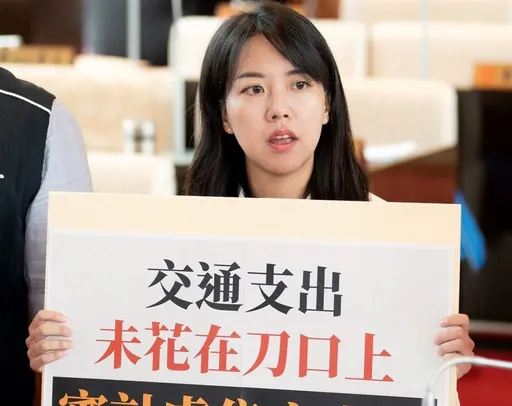 台中審計處長老爸列席說明總決算 議會「不給問」!議員女兒舉牌抗議