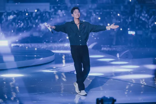 周興哲生女帶旺老爸 喜獲美國鉑金獎