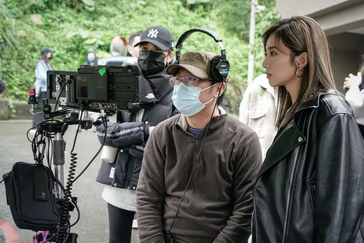 豆花妹戲外認真看回放。晴空鳥提供