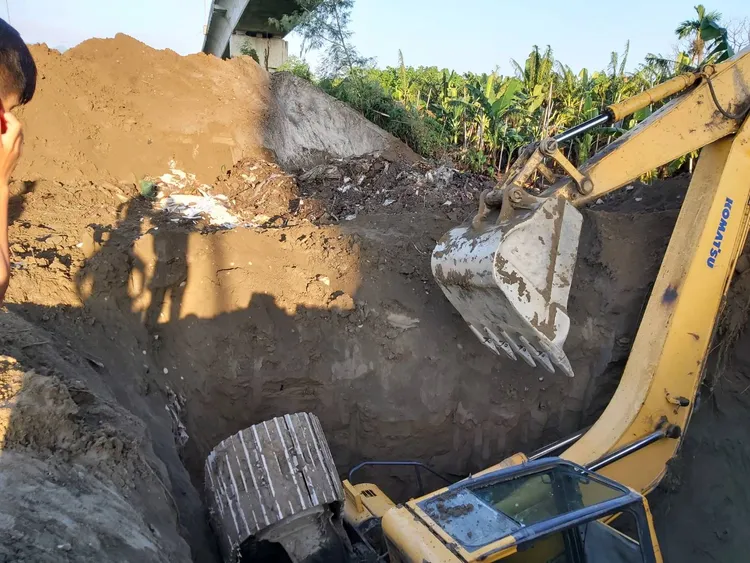 警方懷疑怪手趁夜私埋廢棄物，正釐清中。讀者提供