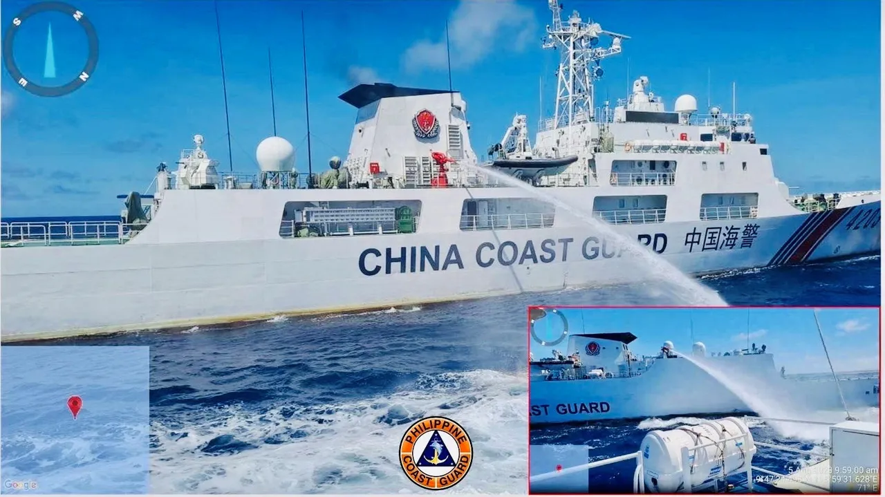 中國海警船8月向比較小的菲律賓船隻發射水柱。資料照片
