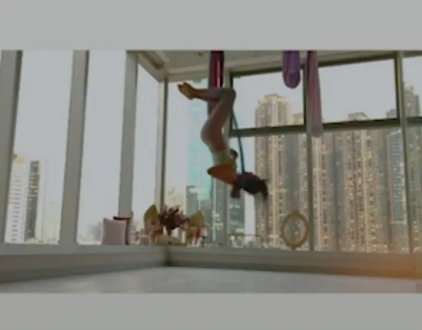 空中瑜珈姿勢優美當仙女，還可鍛鍊柔軟度。IG: reel :charlottepuiii 提供