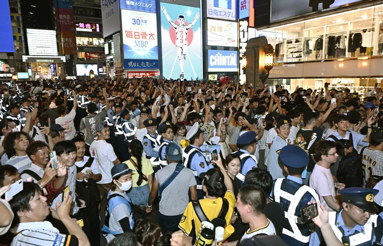 阪神隊球迷欣喜若狂。路透社/共同社