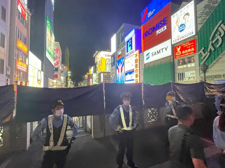 大阪警方用布幕圍住天橋，防堵過於興奮的球迷從此處跳河。翻攝推特@hair_dragons