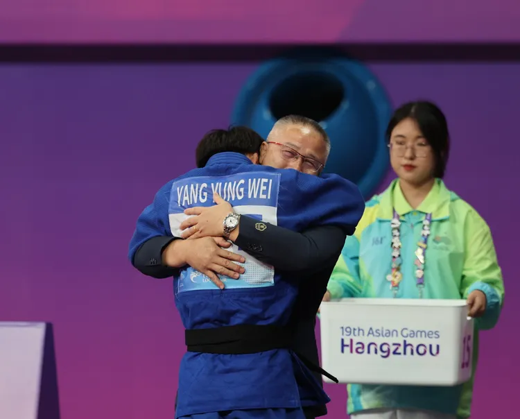 楊勇緯(前)奪金後痛哭。中華奧會