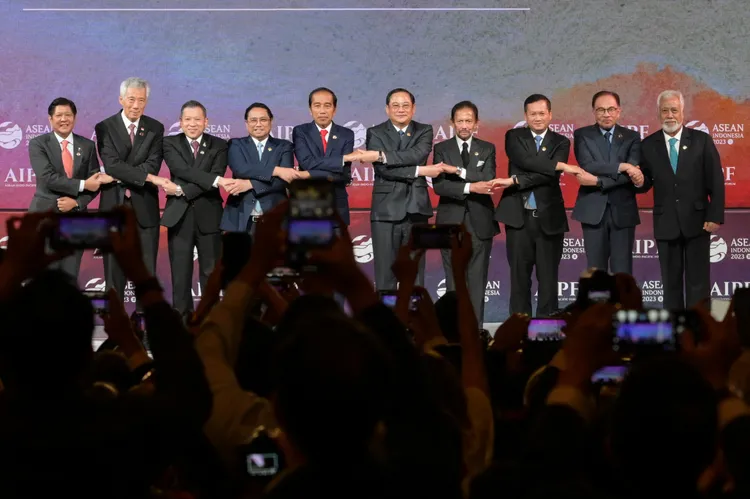 東南亞國協領袖拍攝牽手大合照。路透社