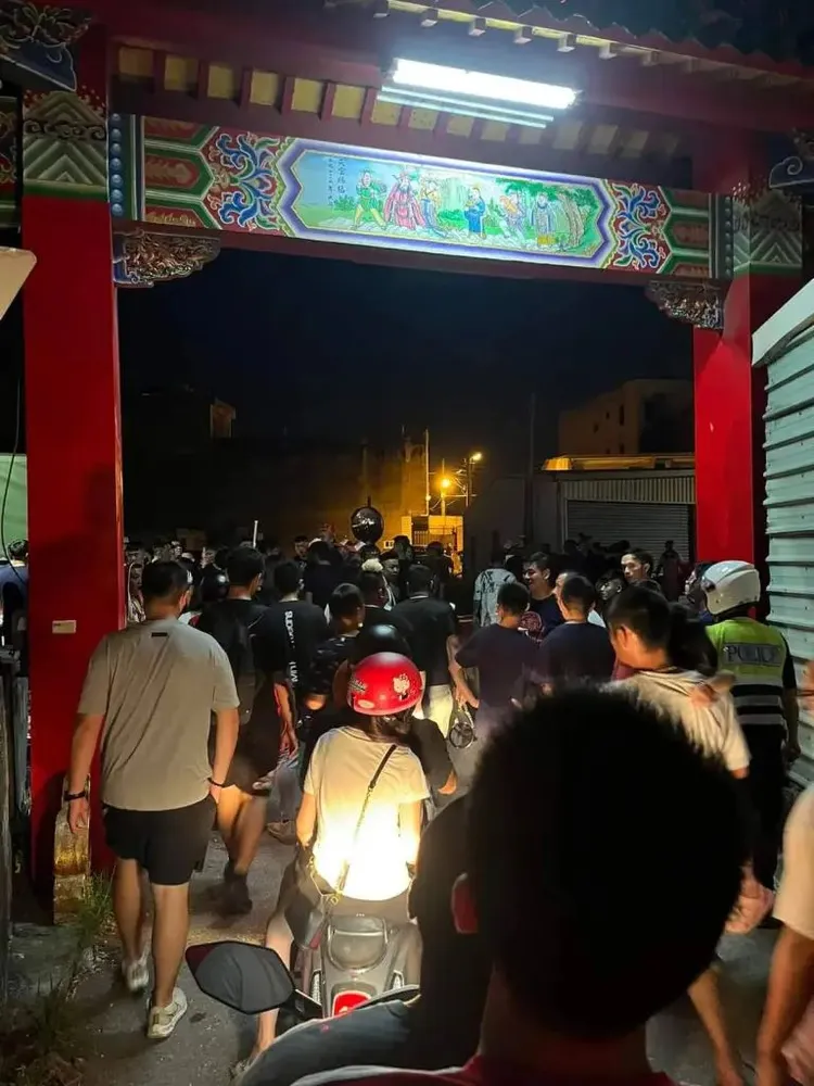 現場多人聚集。民眾提供