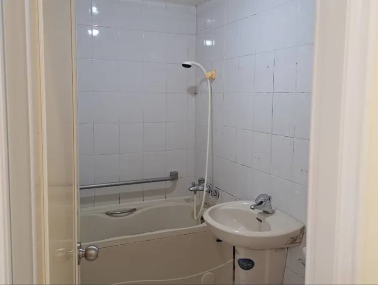 南港中繼宅，廁所。北市都發局提供