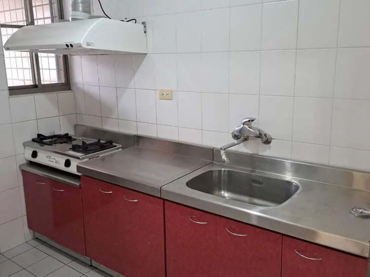 南港中繼宅，廚房部分。北市都發局提供