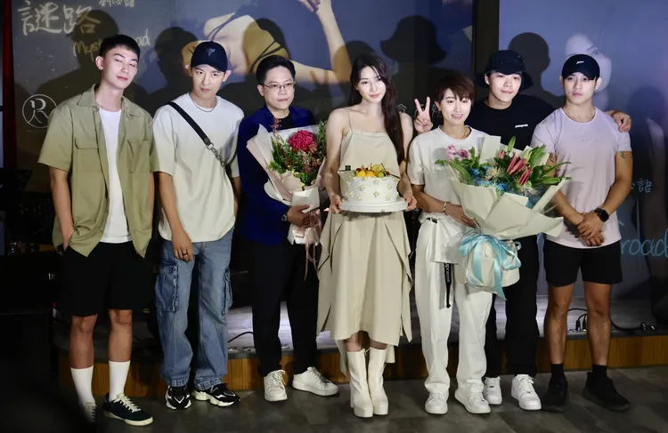 《全明星》好友現身幫慶生。林林攝