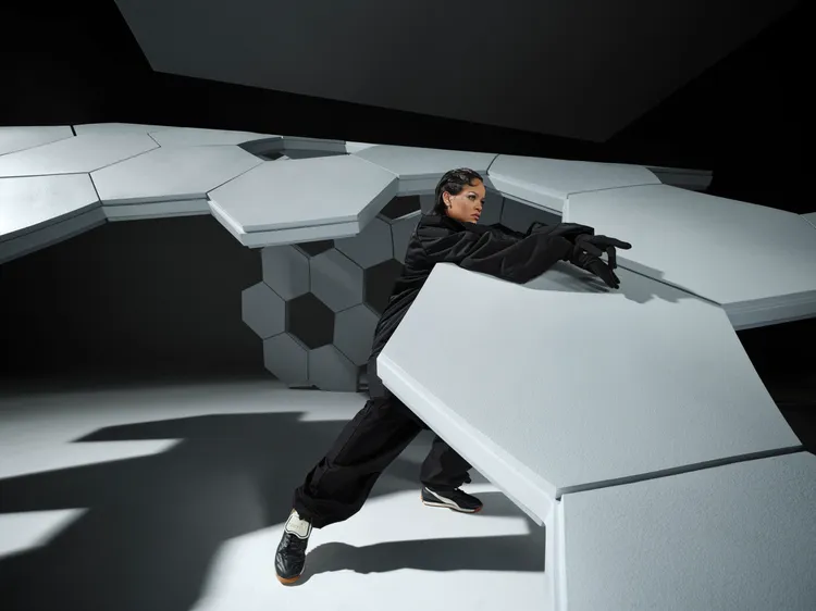 蕾哈娜重新演繹Avanti鞋款。品牌提供