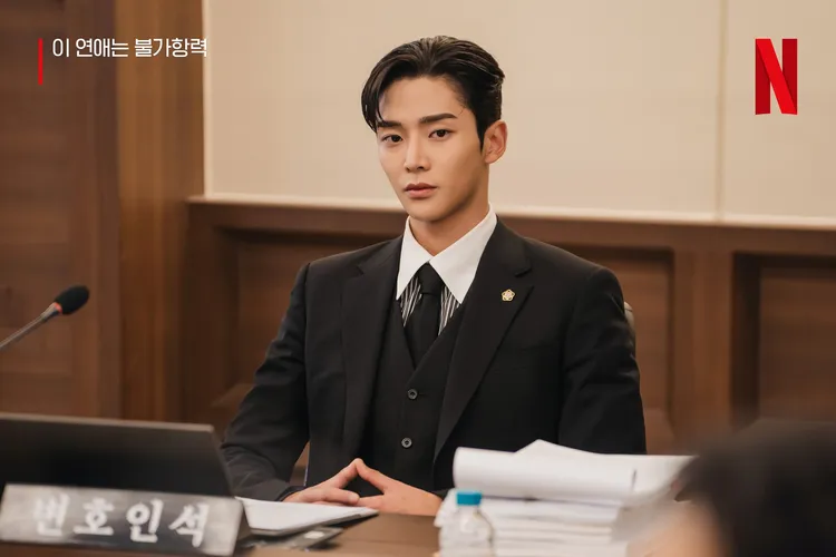 路雲最近正在拍《戀愛不可抗力》，因拍戲時常缺席SF9活動。Netflix提供