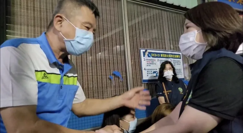 屏東科技產業園區明揚國際爆炸意外,釀賴姓消防員殉職,屏東縣長周春米(右)22日晚間前往慰問致歉。(民眾提供)中央社