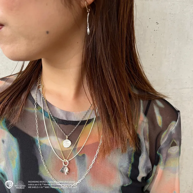 電影經典造型墜飾系列霍格華茲特快車墜飾8300元、入學信墜飾4900元、嘿美墜飾5600元。品牌提供