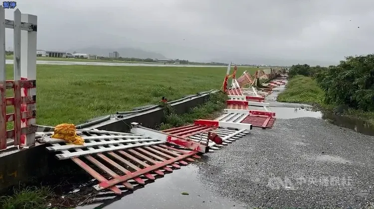台東市豐年機場周邊圍籬倒塌。中央社