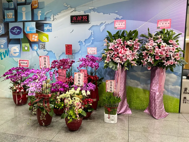 氣象局今天升格氣象署，前一天氣象局一樓大廳已有不少祝賀花籃。王良博攝