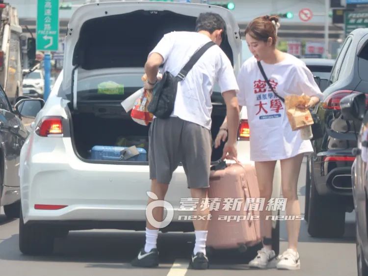 張書豪（左）先下車貼心幫歐陽妮妮拿行李箱。特勤中心攝（資料照片）