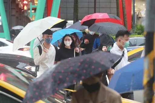 兩地區風雨仍大!本島解除海葵陸警 準輕颱「鴛鴦」明天接力生成