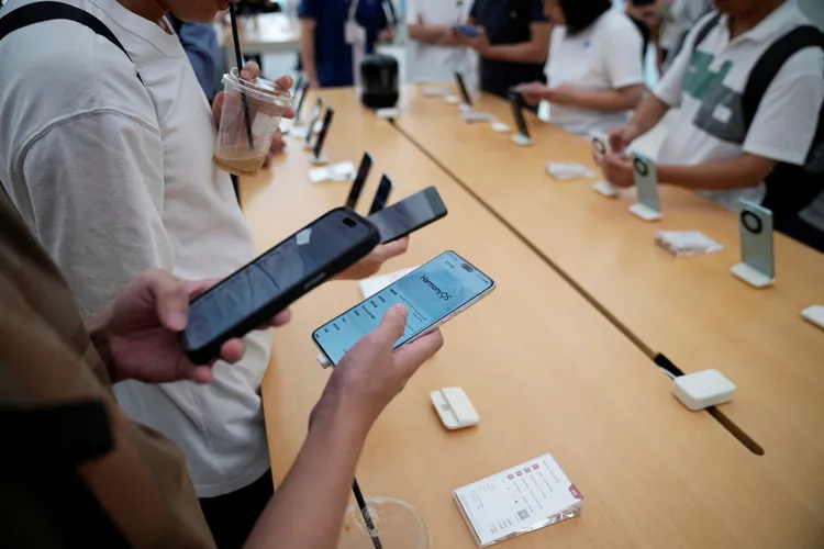 上海的華為店中，顧客操作展示的Mate 60。路透社