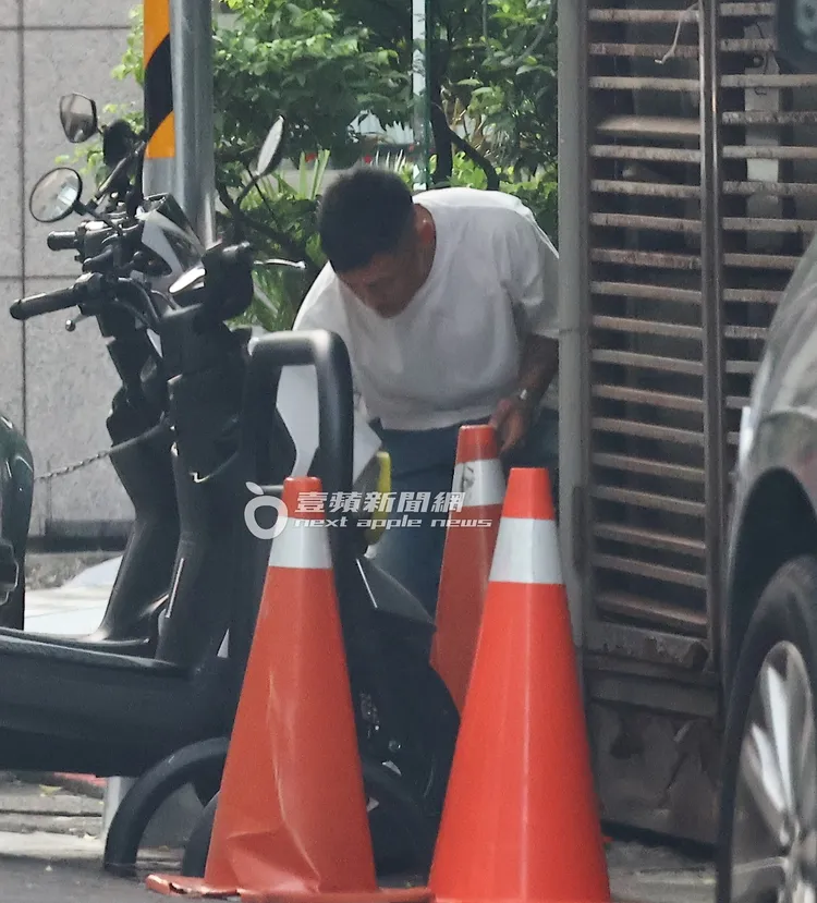 余文樂彎腰將抽完的菸屁股丟在地上後離去。特勤中心攝