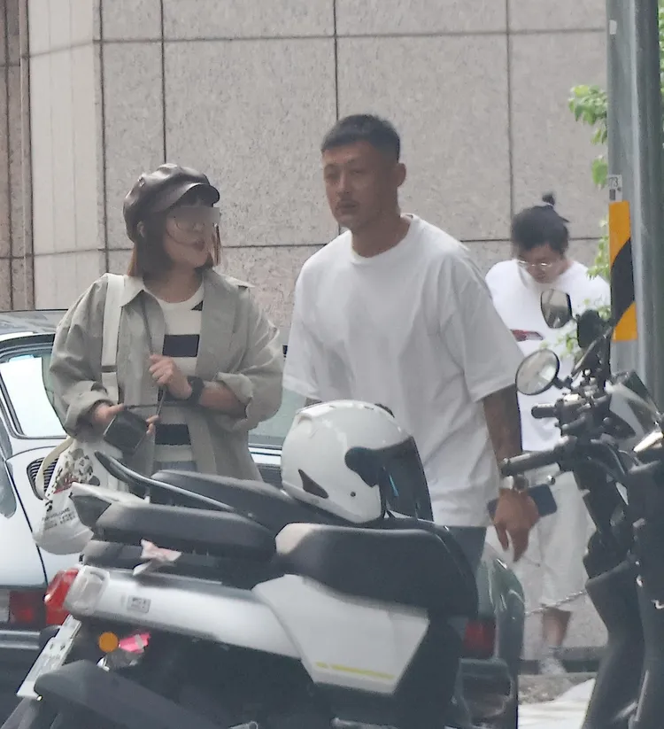 女粉絲（左）心情雀躍，上前與偶像余文樂交流。特勤中心攝