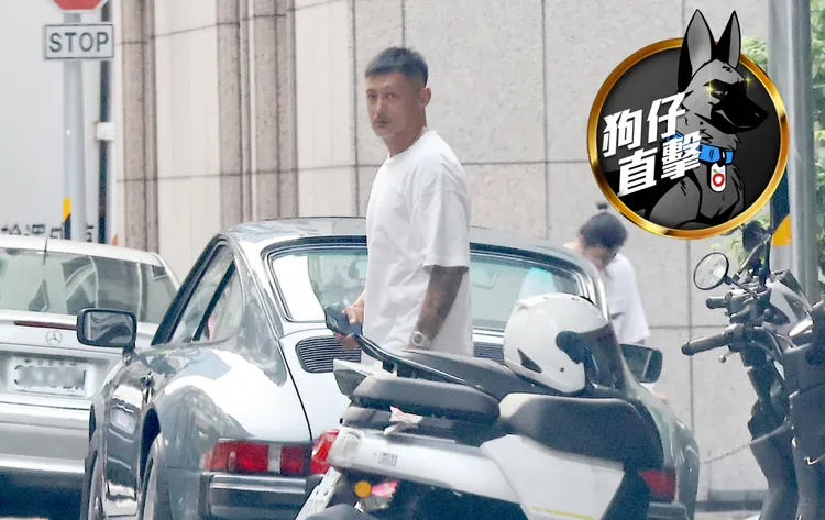 余文樂駕駛保時捷古董車911 Turbo出現在東區街頭。特勤中心攝
