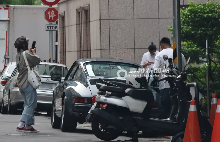 余文樂（右）從橘色餐廳走出哈菸，被眼尖女粉絲認出，對他一陣猛攝。特勤中心攝