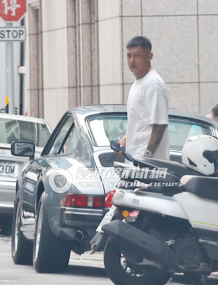 余文樂隻身吃完橘色涮涮鍋，抽完菸準備上車回家。特勤中心攝