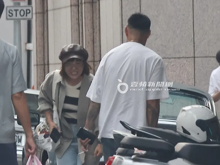 女粉絲（左）合照完後，開心地向余文樂鞠躬道謝，十分有禮貌。特勤中心攝